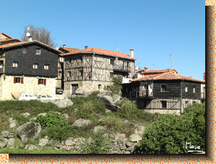 Casas en La Alberca a la entrada del pueblo. Arquitectura típica de la Sierra de Francia
