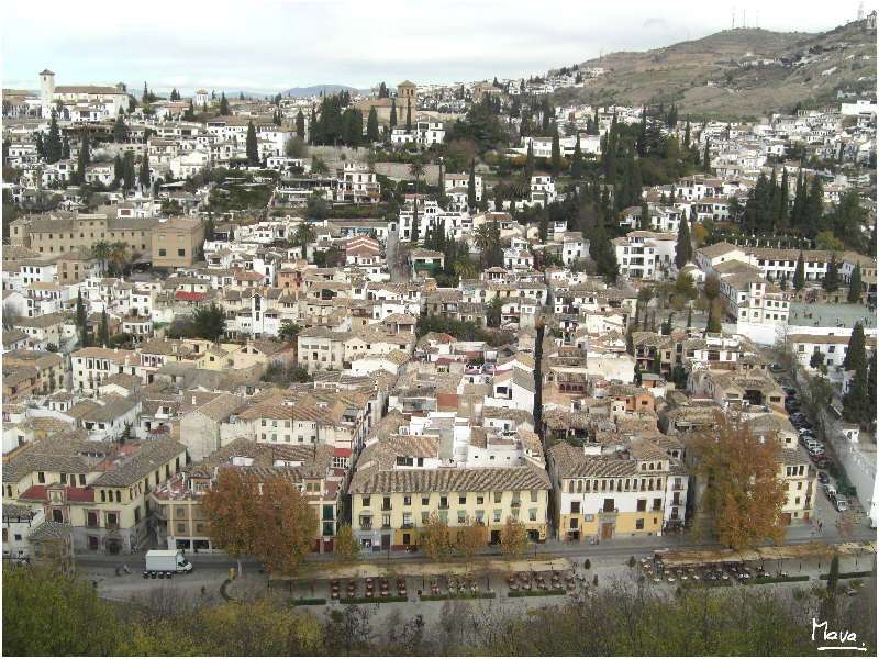 Vista del Albaicín desde la Alhambra. En primer término la Carrera del Darro.