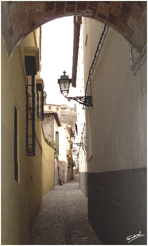 Una de las muchas calles estrechas que hay en El Albaicín.
