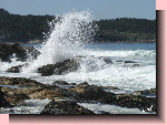 El mar batiendo en las rocas hace como una ola