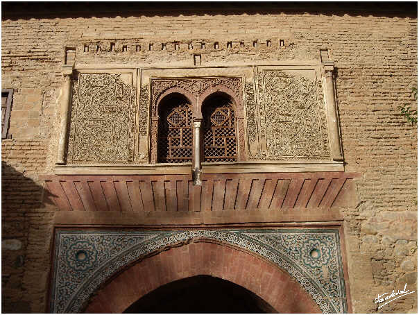 Detalle de la fachada y parte alta de la Puerta del Vino