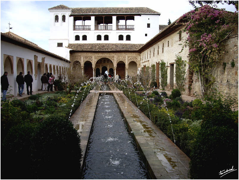 Patio de la Acequia Real con vista del pabellón norte del Palacio del Generalife.