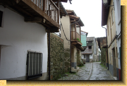Muros de piedra y balcones en muchas casas.