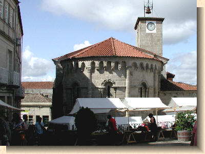 La plaza del mercado y la iglesia de Allariz.
