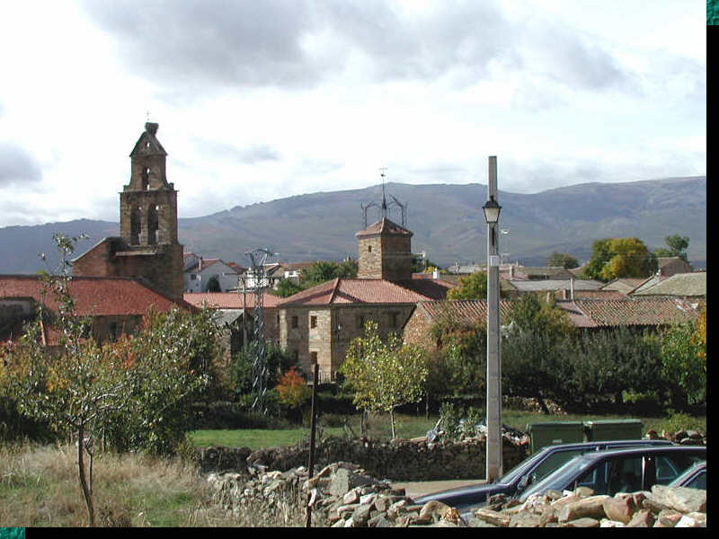 Unha vista de Quintanilla de Somoza con a Serra do Teleno ao fondo.