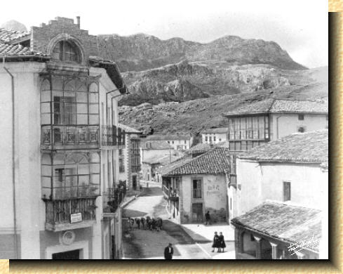 Riaño 1956. View of the main street. Notice a row of cows walking peacefully down the street.